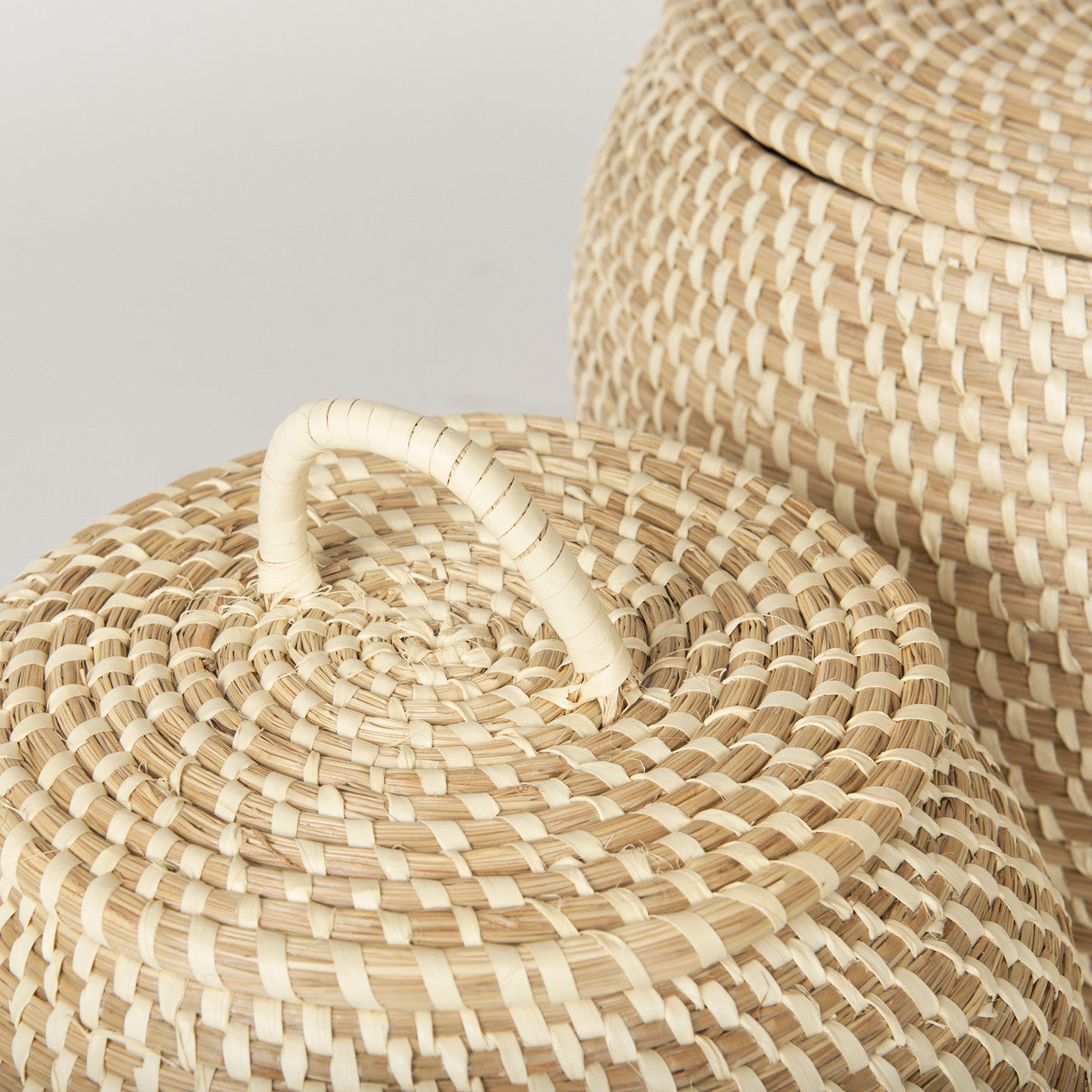 Kalopa Set of 2 Seagrass Floor Baskets w/ Flat Handled Lid