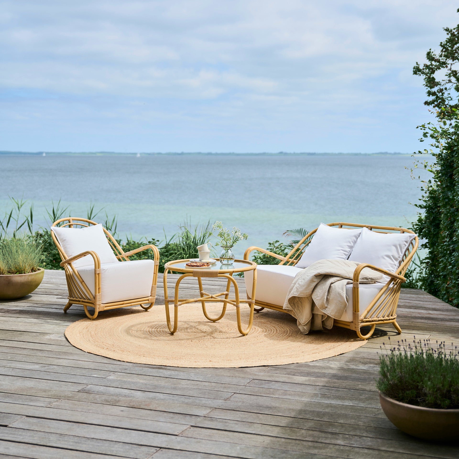 Arne Jacobsen Charlottenborg 2-Seater Sofa Exterior by Sika Design - view 2