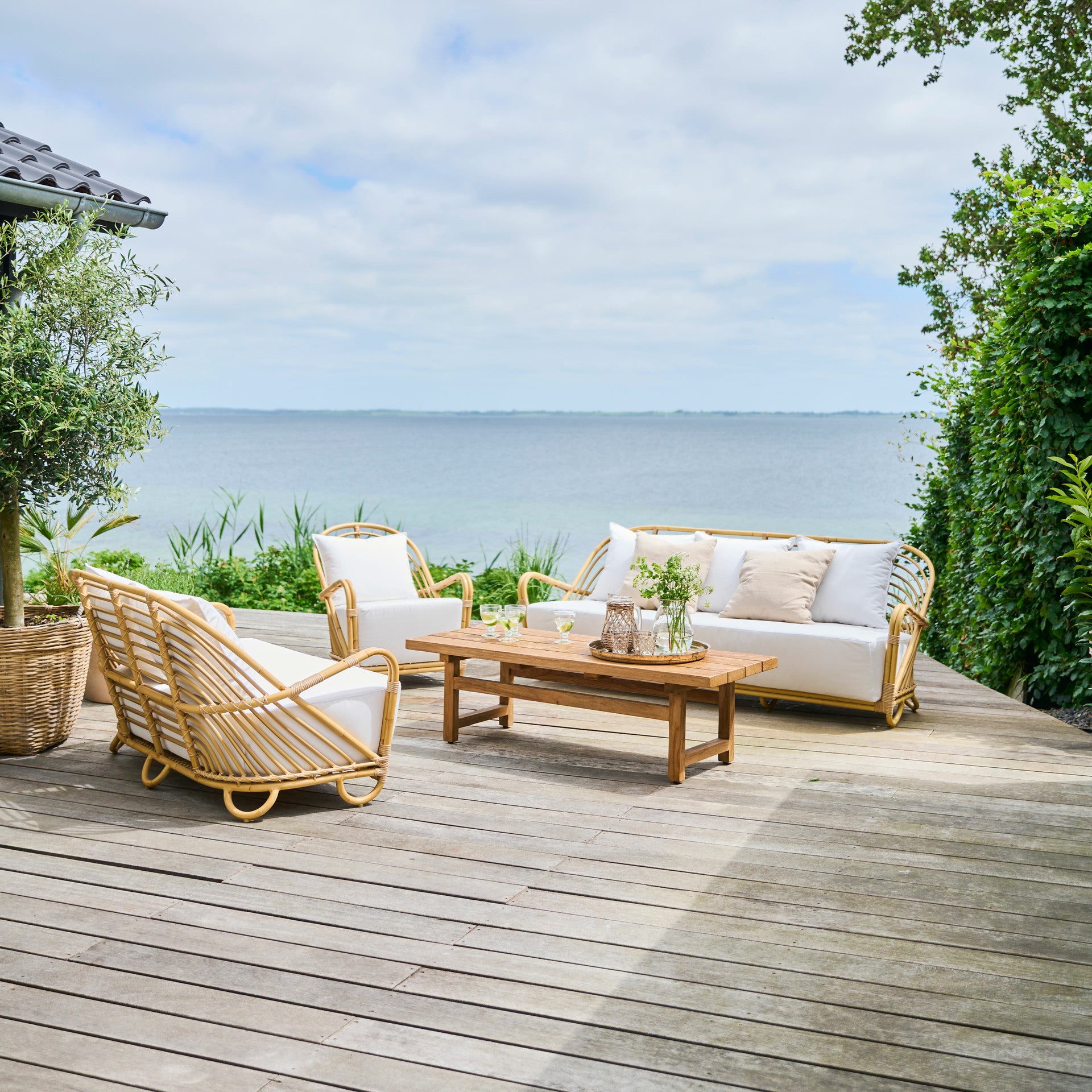 Arne Jacobsen Charlottenborg 2-Seater Sofa Exterior by Sika Design - view 7