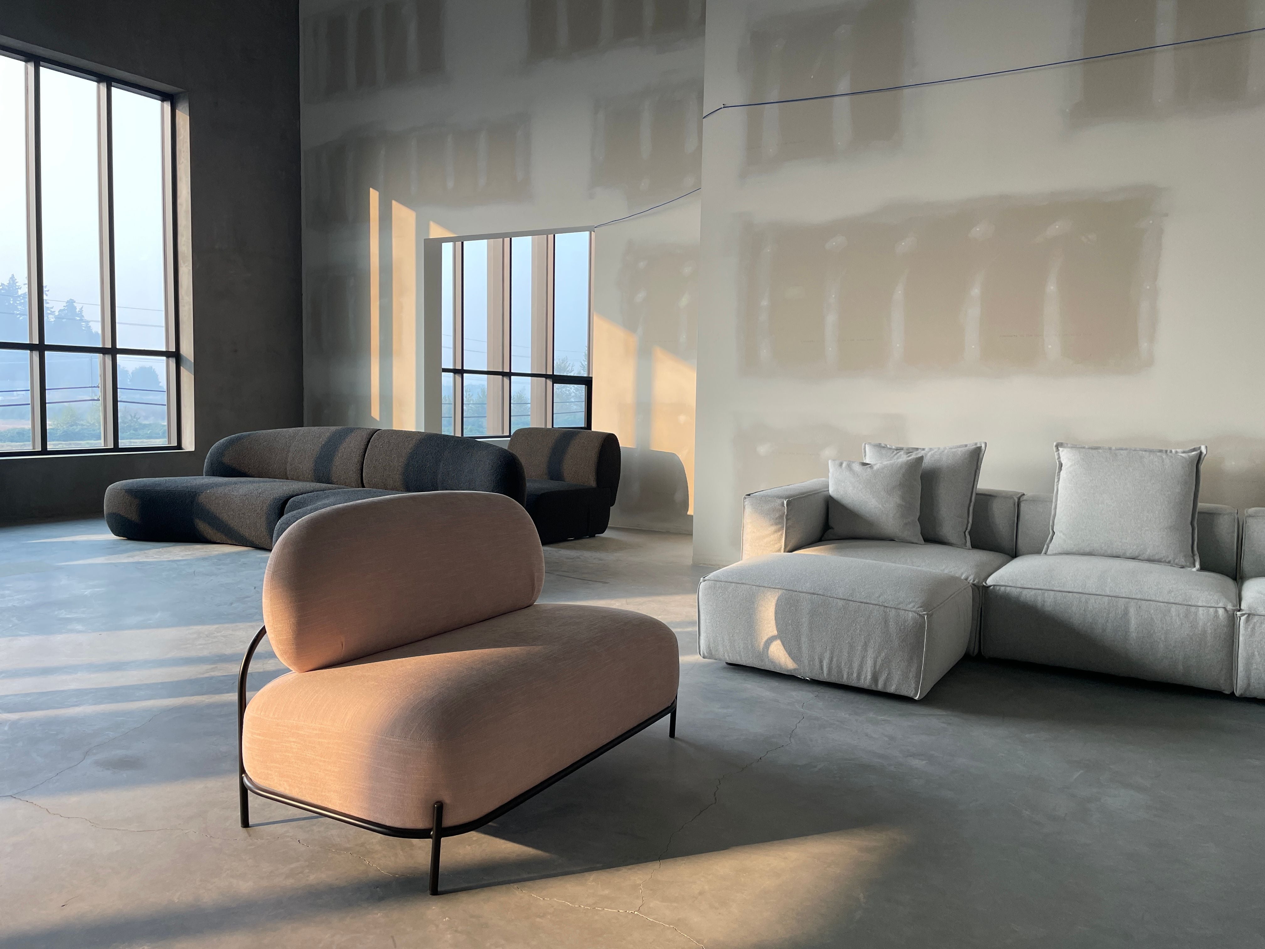 Oshi Loveseat