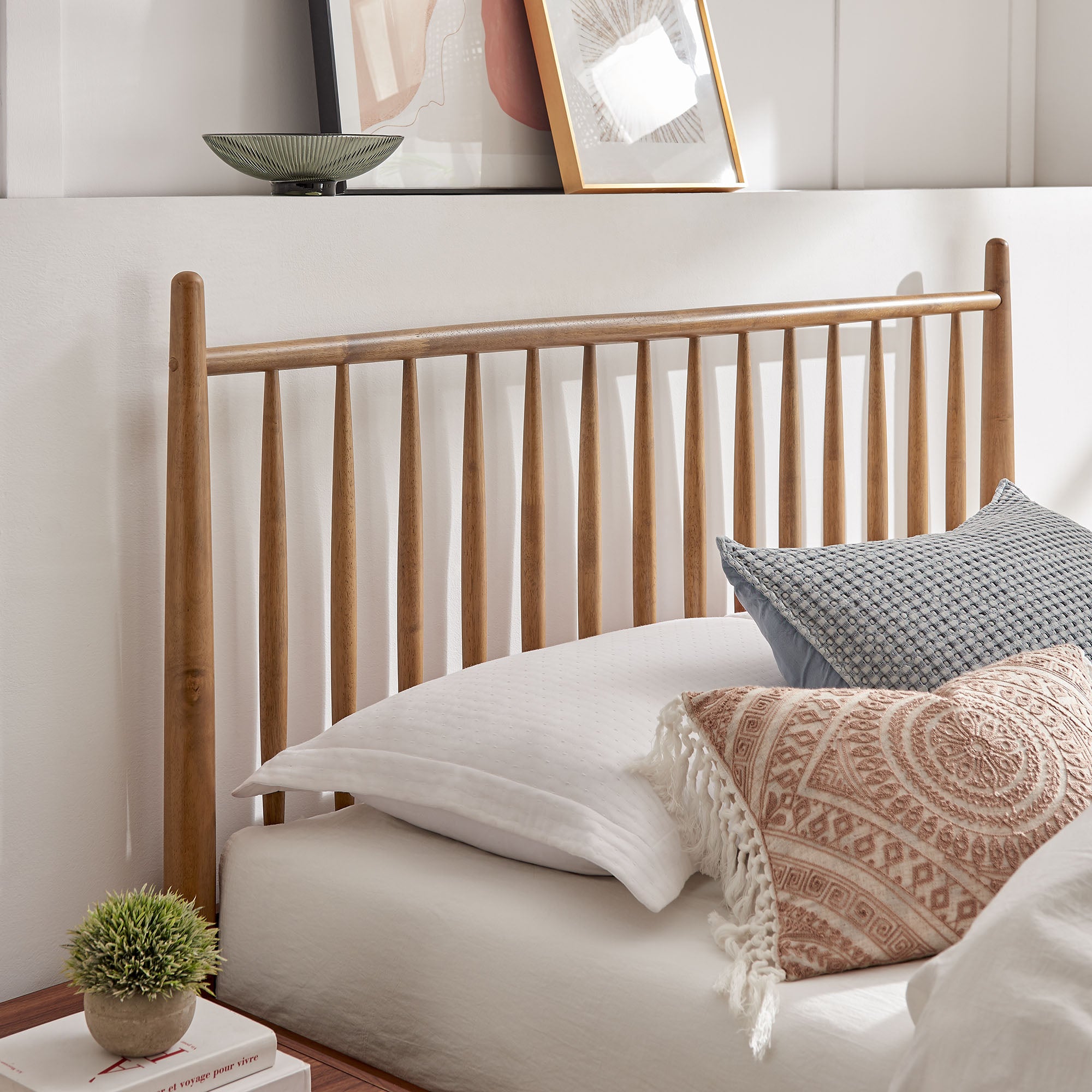Zane King Size Spindle Bed