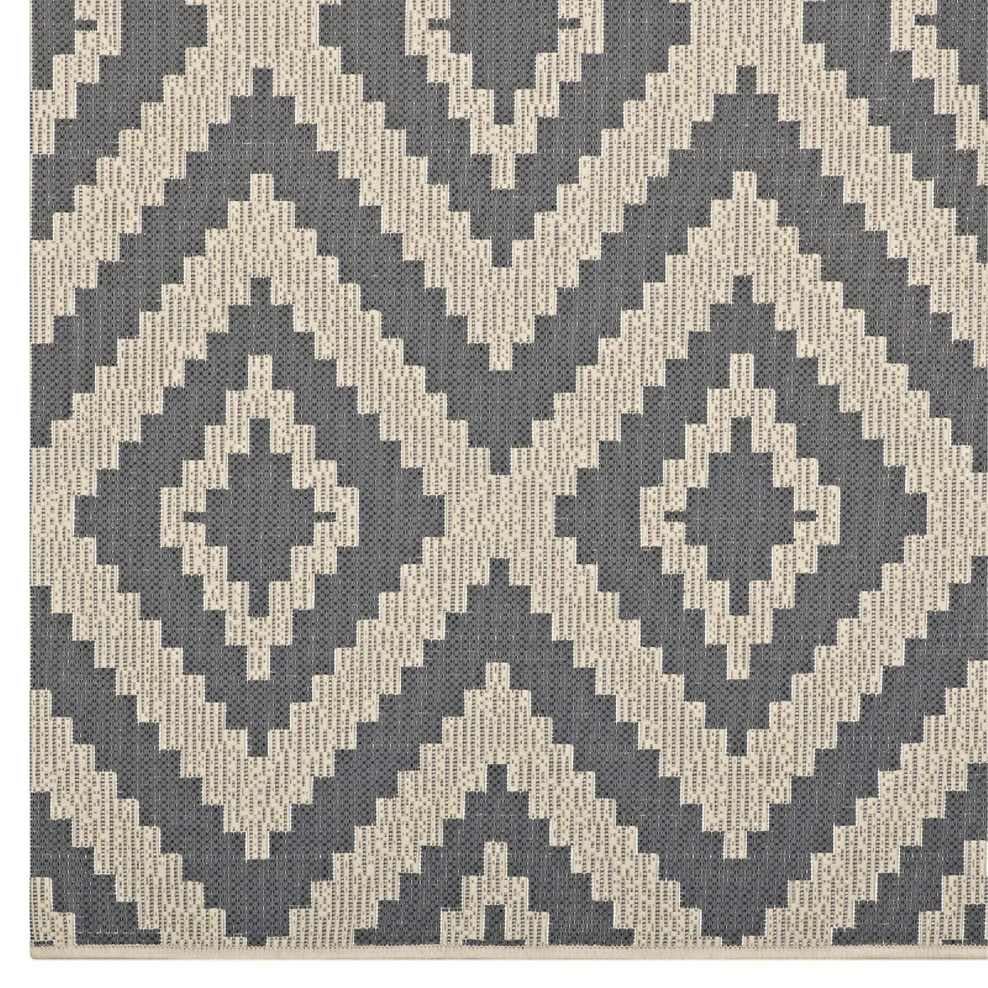Jagged Geometric Diamond Trellis Indoor and Outdoor 5x8 Area Rug