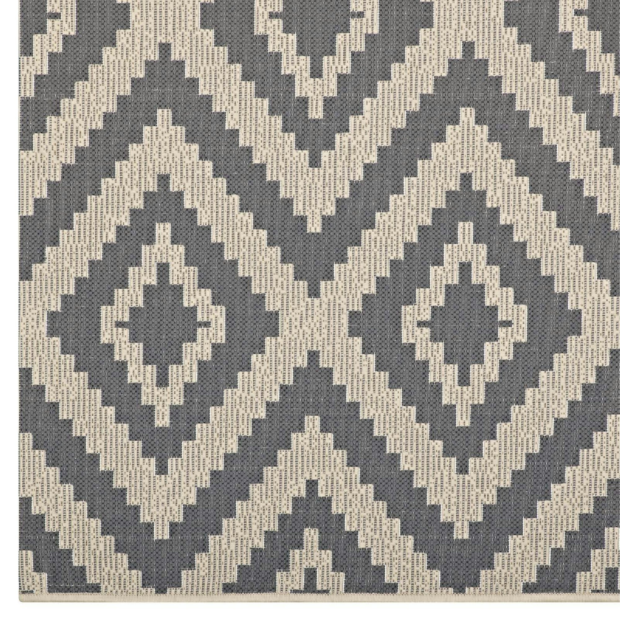 Jagged Geometric Diamond Trellis Indoor and Outdoor 5x8 Area Rug