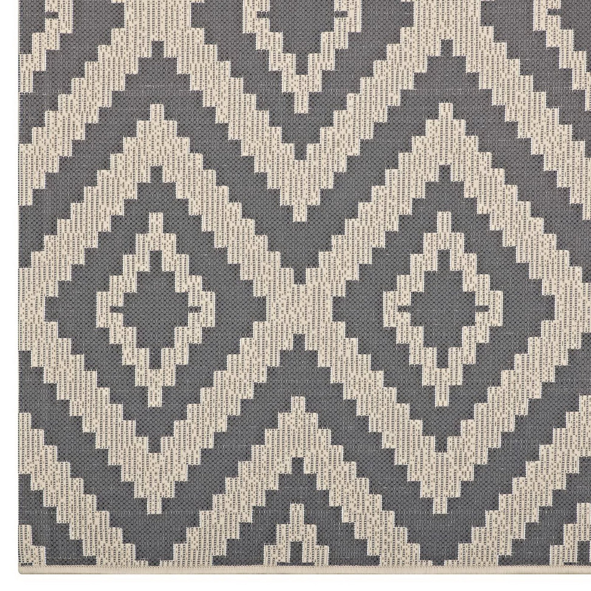 Jagged Geometric Diamond Trellis Indoor and Outdoor 8x10 Area Rug