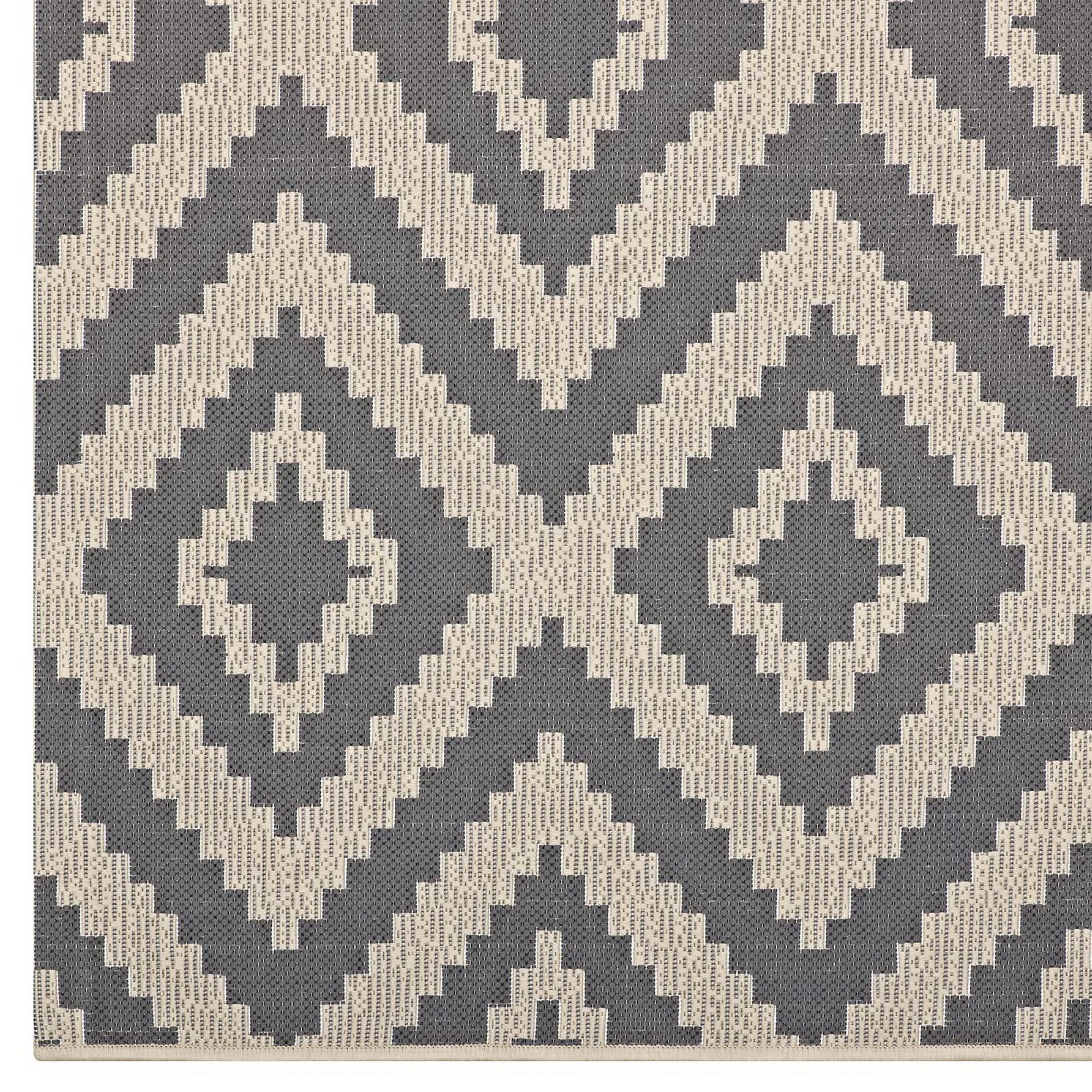Jagged Geometric Diamond Trellis Indoor and Outdoor 8x10 Area Rug