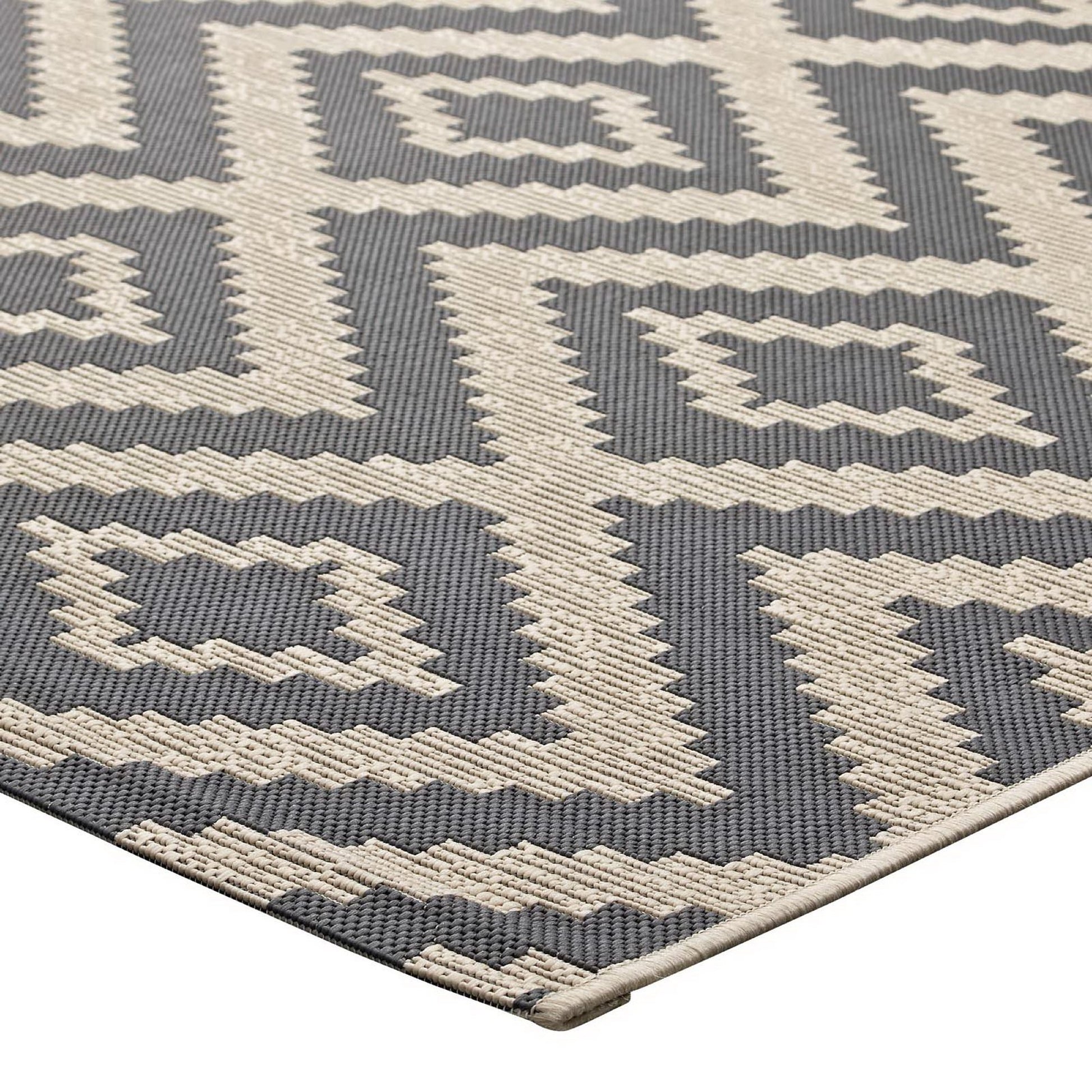 Jagged Geometric Diamond Trellis Indoor and Outdoor 8x10 Area Rug