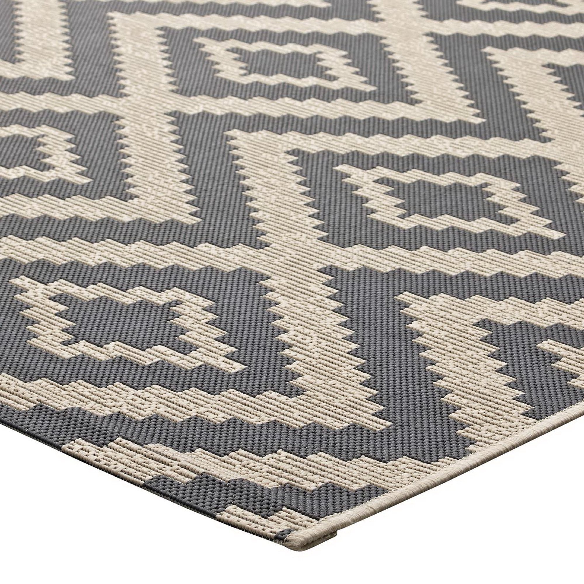 Jagged Geometric Diamond Trellis Indoor and Outdoor 8x10 Area Rug