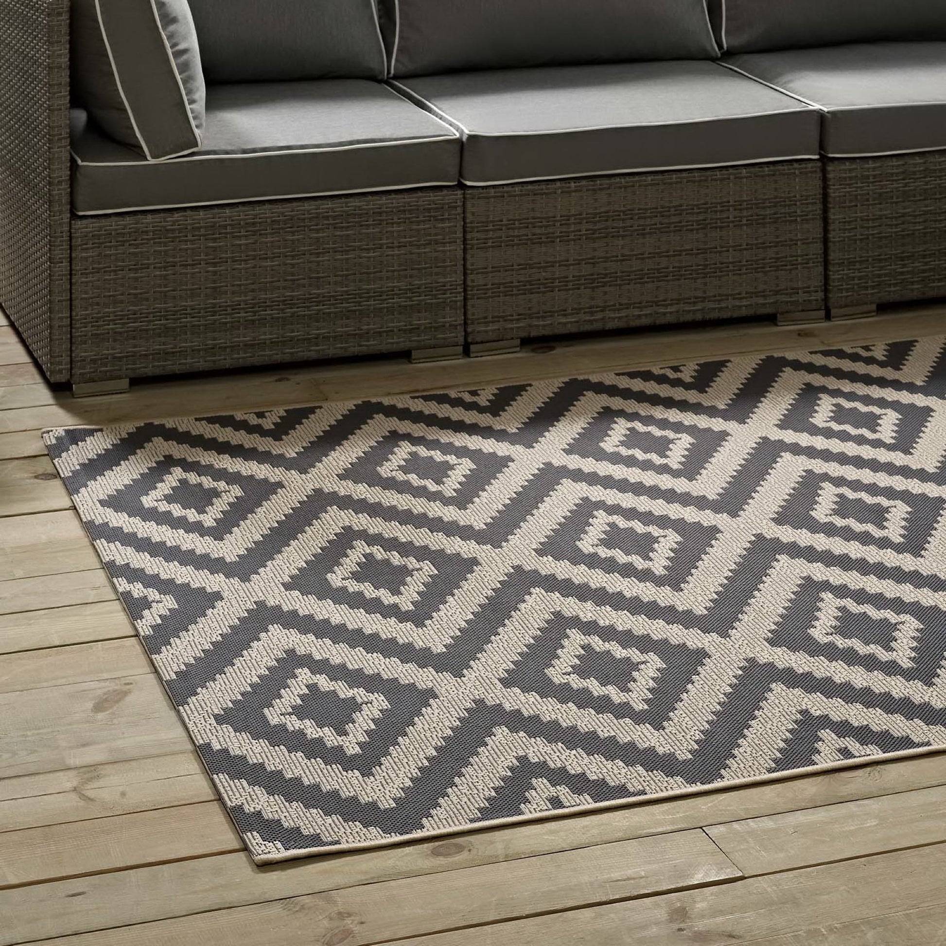 Jagged Geometric Diamond Trellis Indoor and Outdoor 8x10 Area Rug