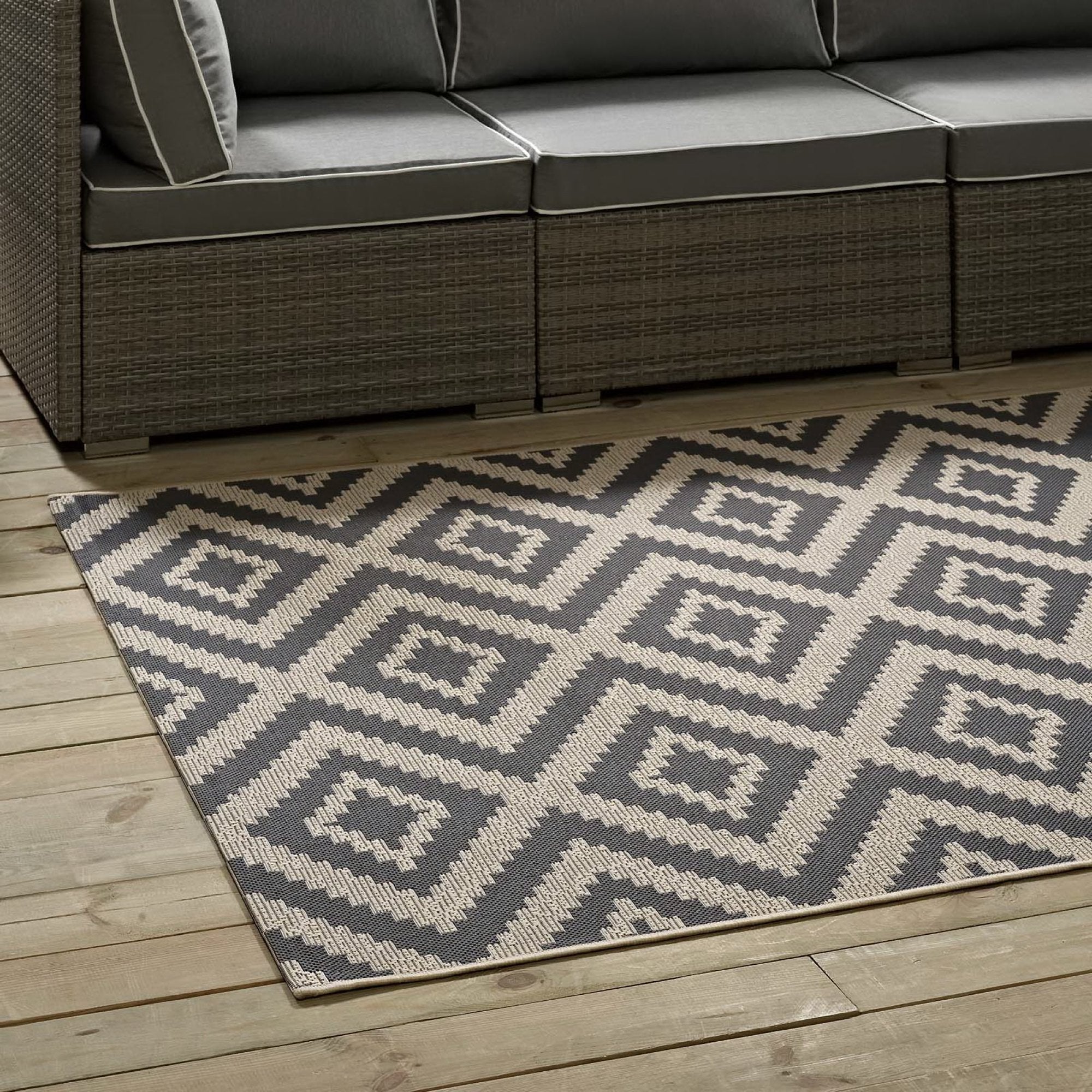 Jagged Geometric Diamond Trellis Indoor and Outdoor 8x10 Area Rug