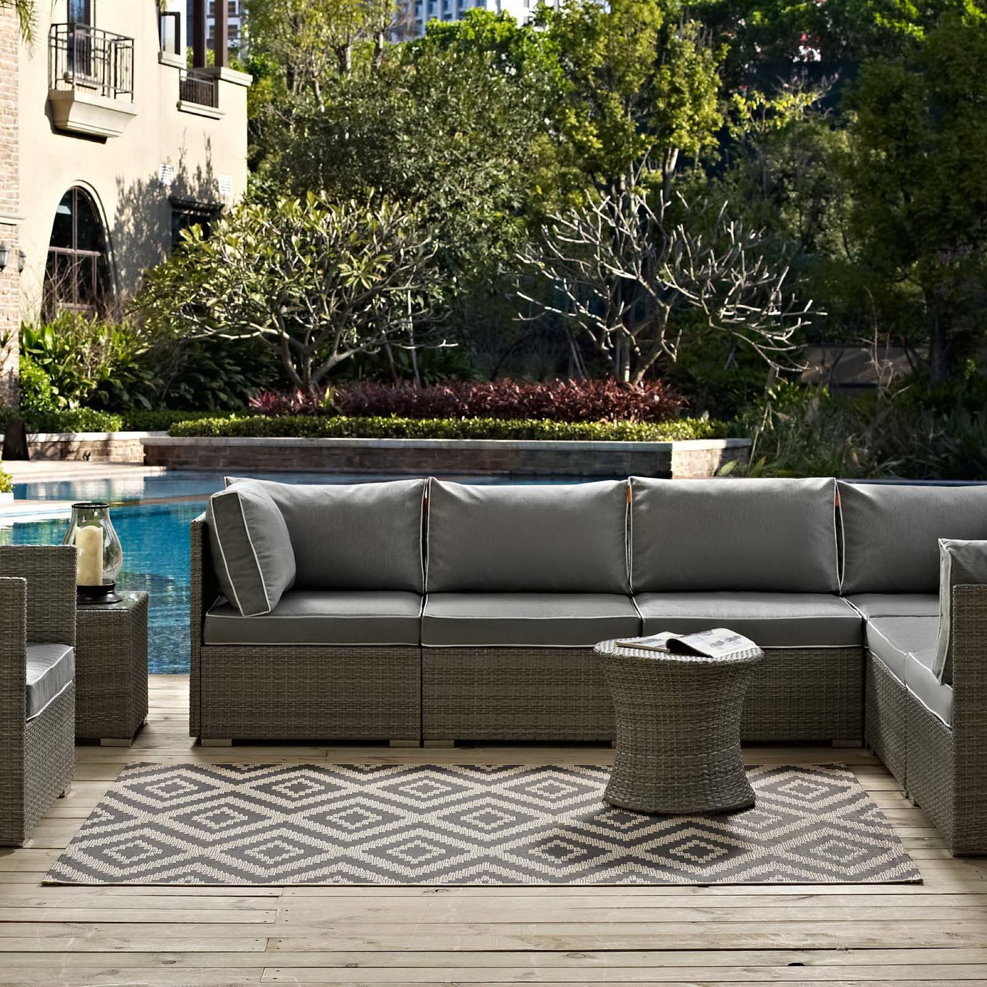 Jagged Geometric Diamond Trellis Indoor and Outdoor 8x10 Area Rug