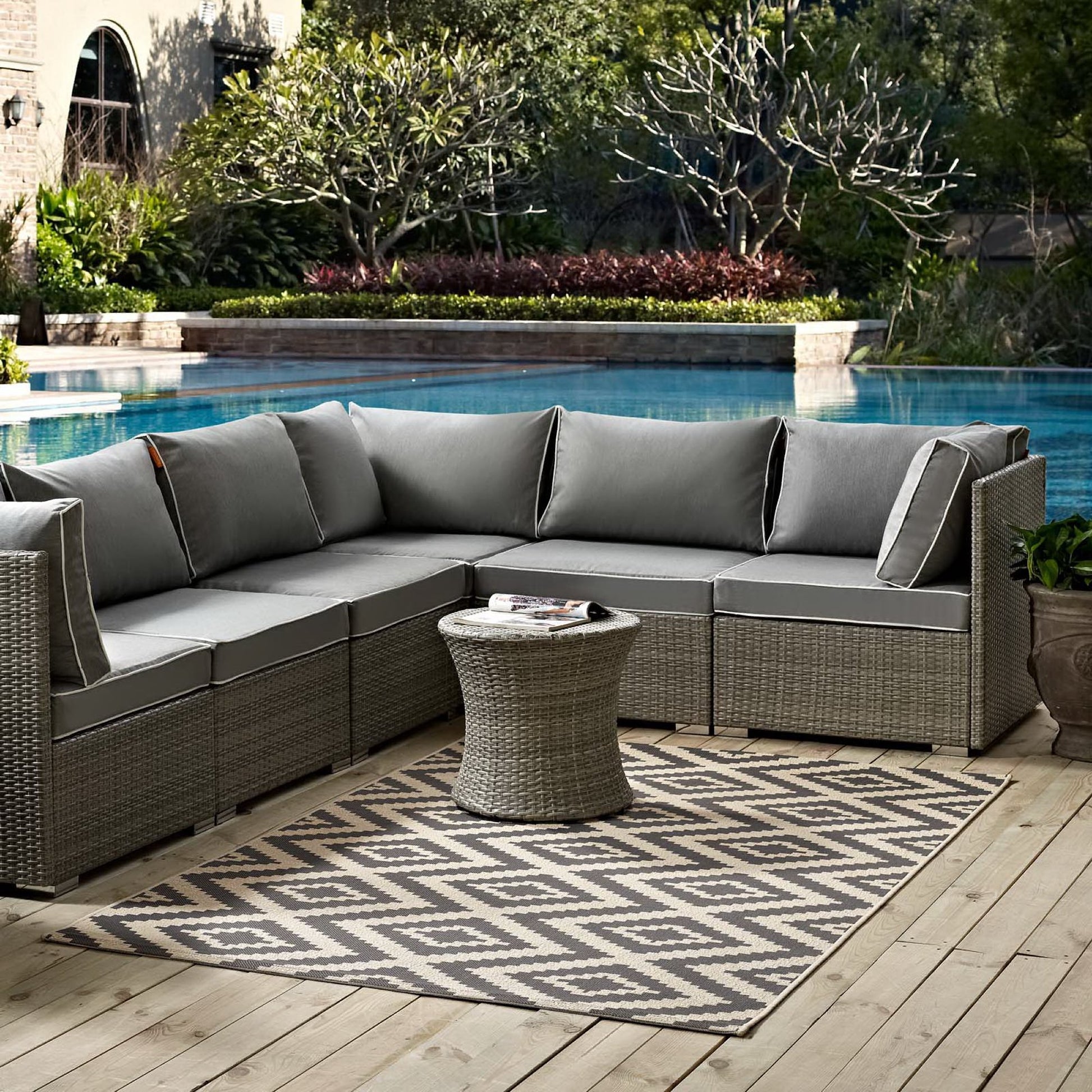 Jagged Geometric Diamond Trellis Indoor and Outdoor 8x10 Area Rug