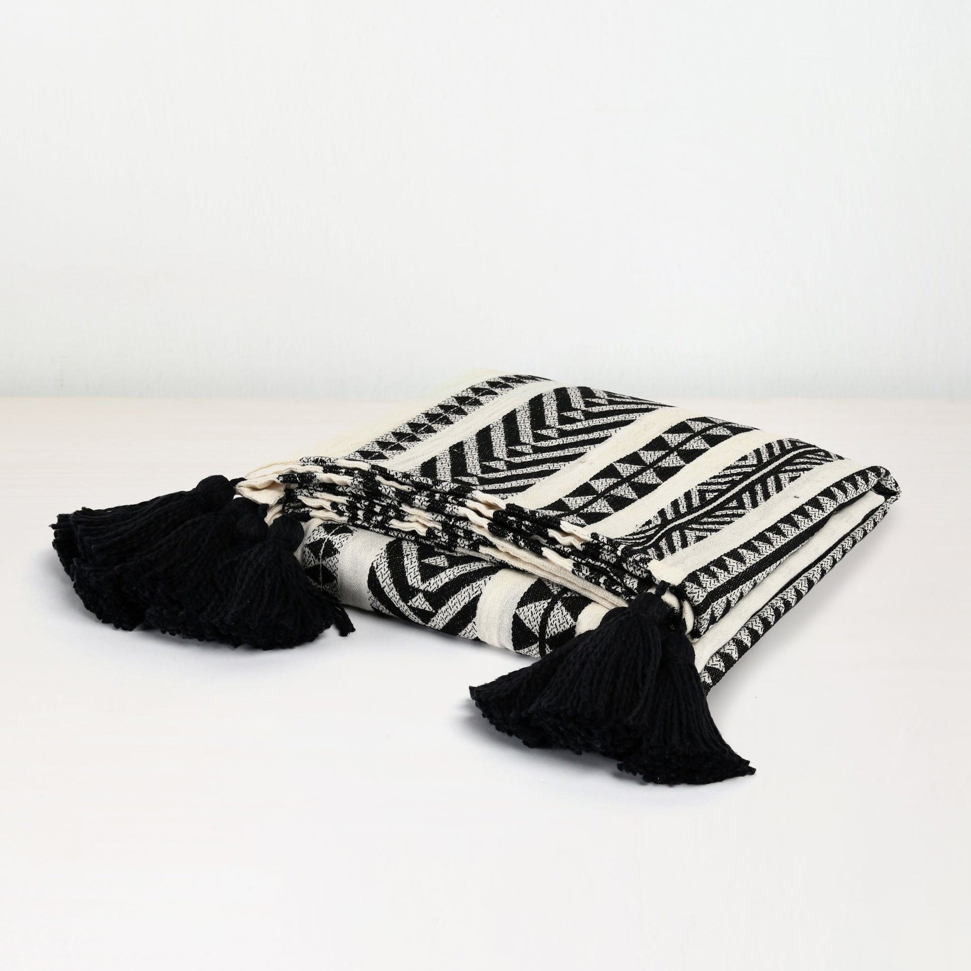 TC Endora Throw - Black/Ivory