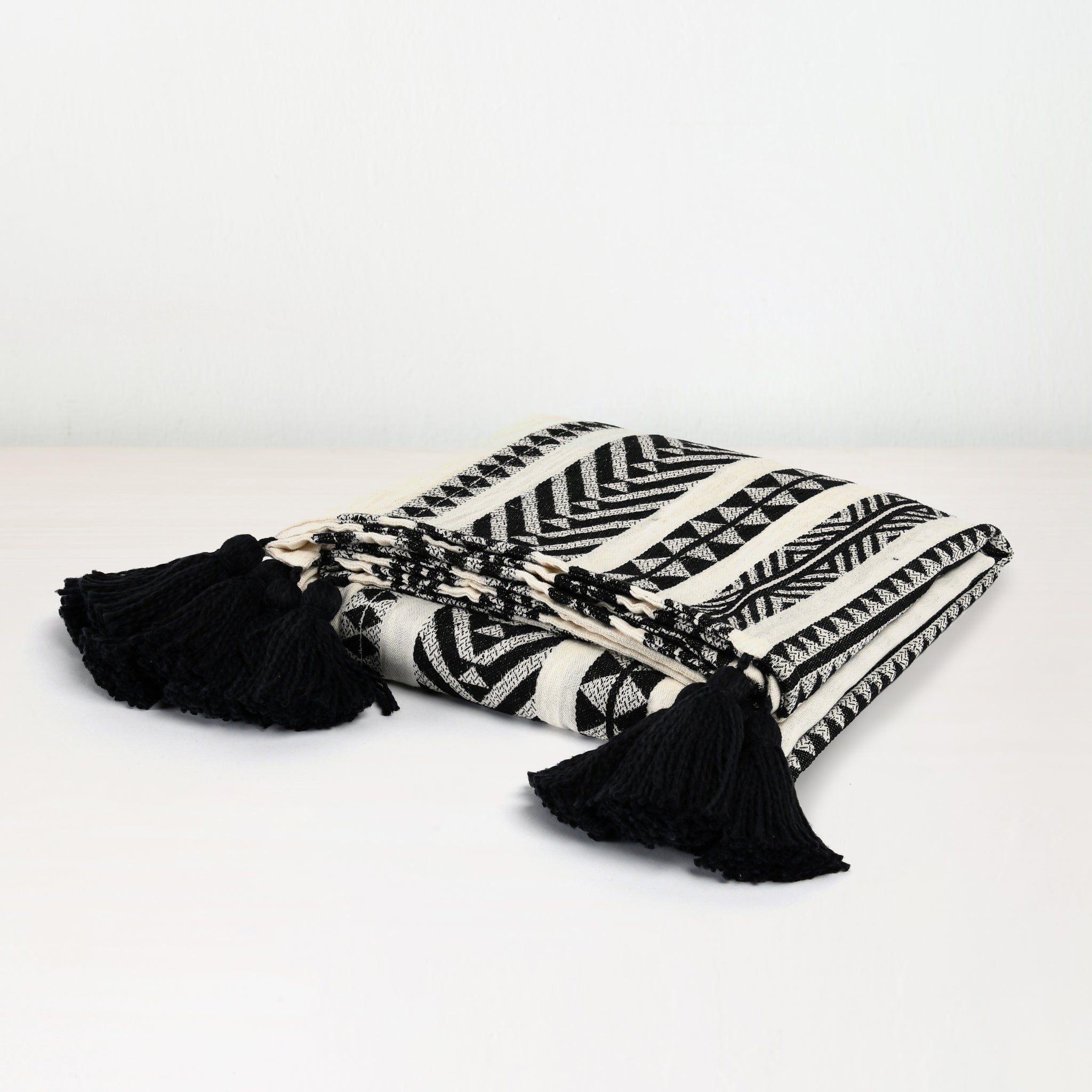 TC Endora Throw - Black/Ivory