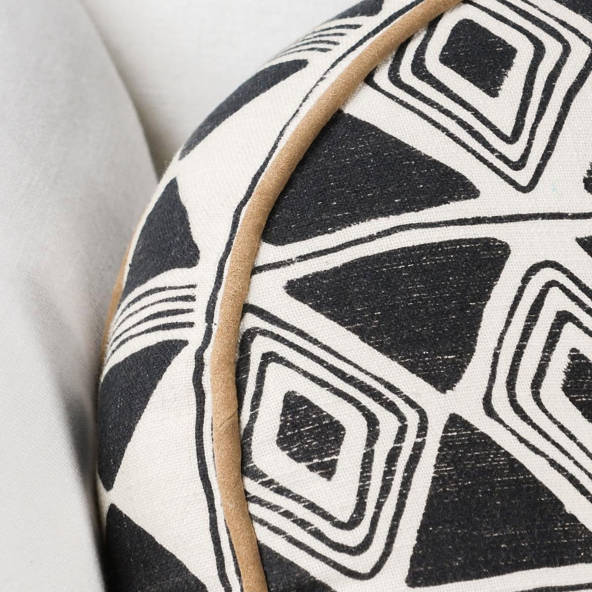 RO Nubia Multiple Sizes - Black/White - 18" Round