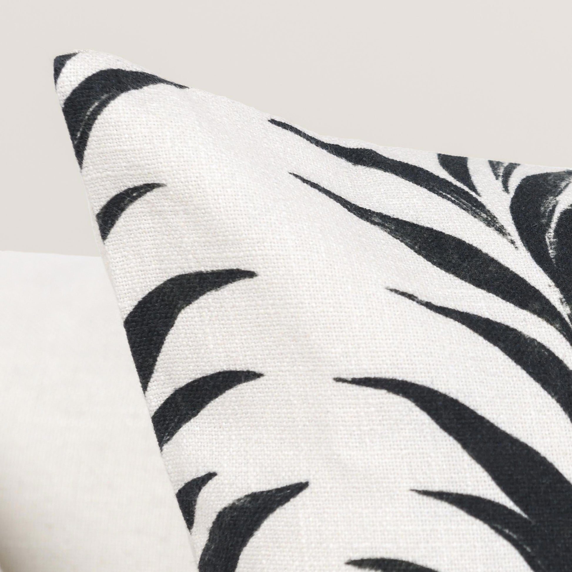 RO Alula Multiple Sizes - Black/White - 22"x22"