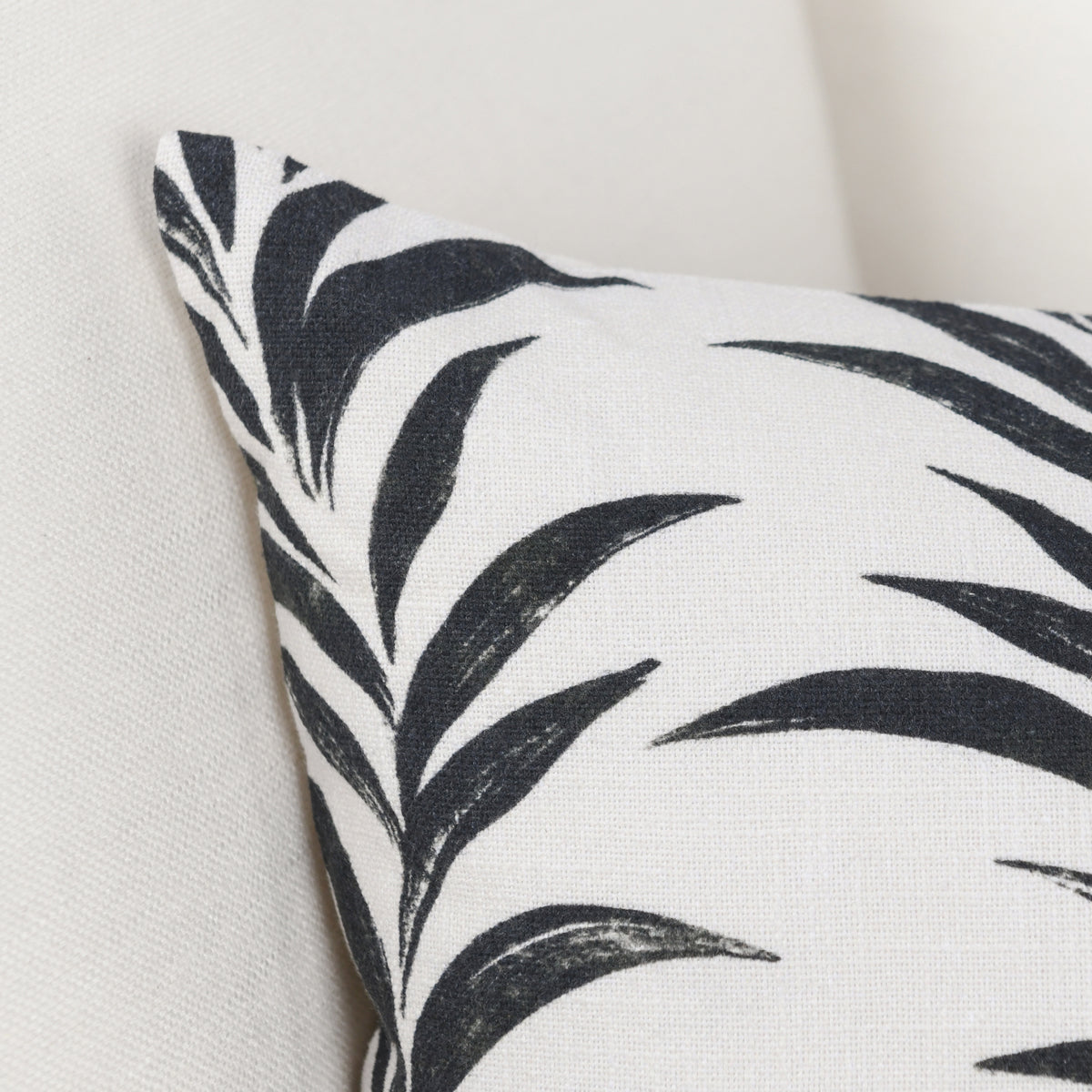 RO Alula Multiple Sizes - Black/White - 22"x22"