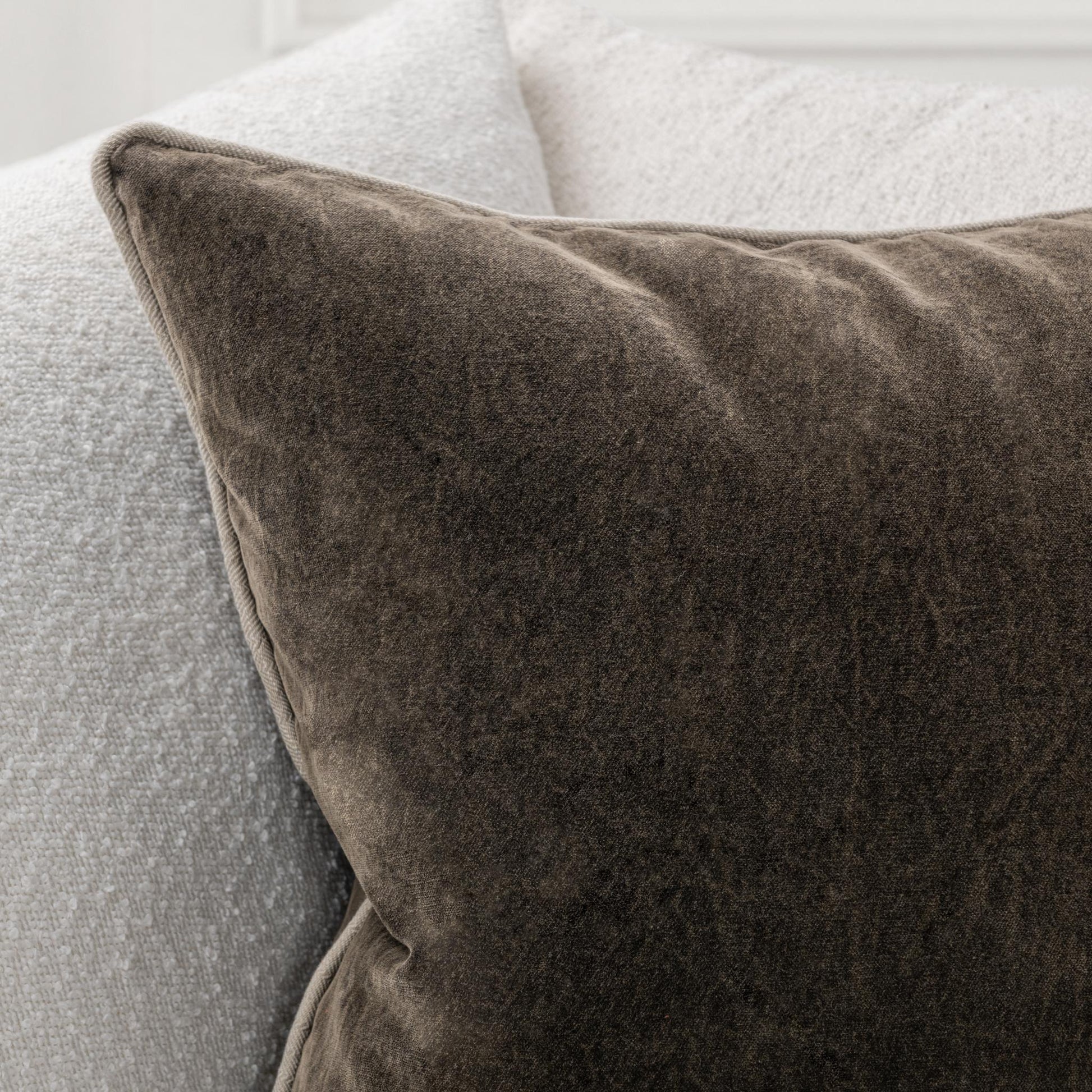 SLD Heirloom - Velvet Dark Clove - 22x22