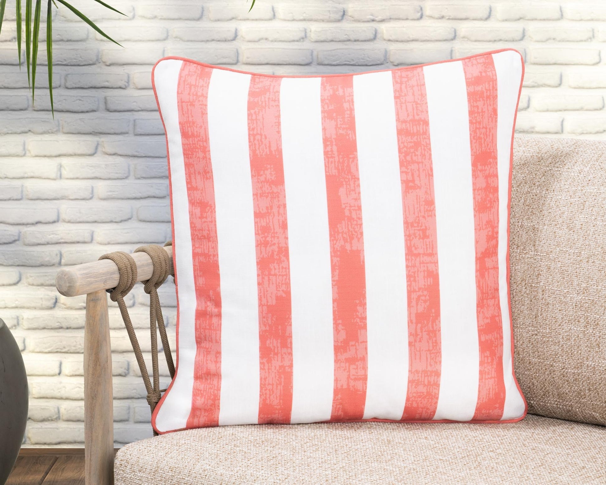 Indoor/Outdoor Milton 22x22 - Red