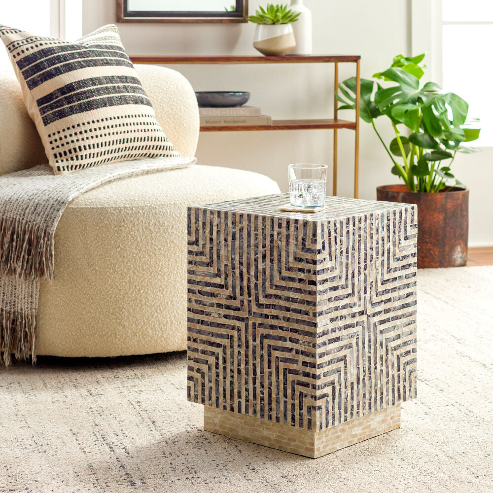 Lharysa End Table - styleshot